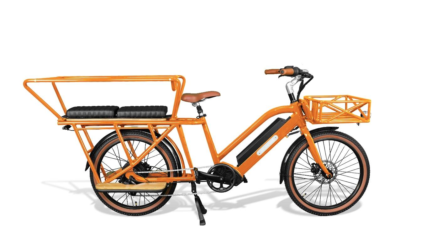 Un vélo électrique longtail orange